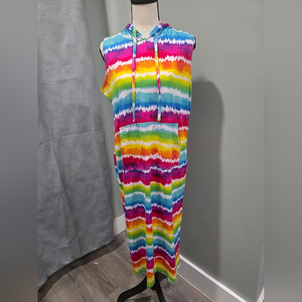 Long beach dress, multicolored with front pockets and hood.